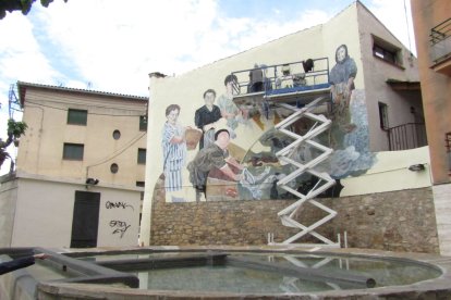 El mural en elaboració al costat de l’antic safareig de Tremp.