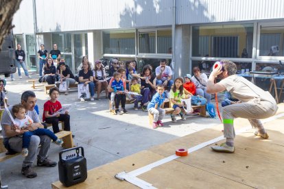 El duo Hands Down Circus va actuar al migdia al pati de l’Escola Santa Maria de Gardeny.