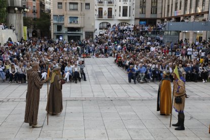 Ambaixades ahir entre les tropes mores i cristianes en una plaça Sant Joan a vessar de públic.