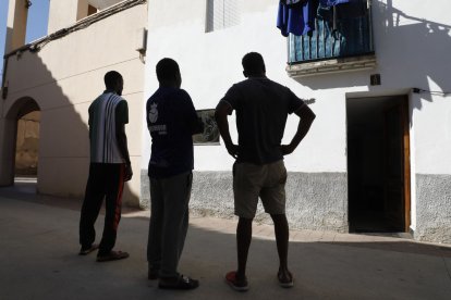 Tres dels quatre habitants del pis del carrer Nou de la Portella, davant la façana de l’edifici.