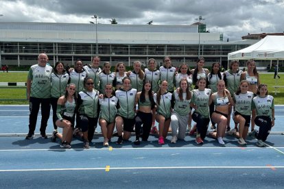 Les components de l’equip femení de l’Aldahra Lleida Unió Atlètica que ha aconseguit tornar a la Primera divisió estatal.