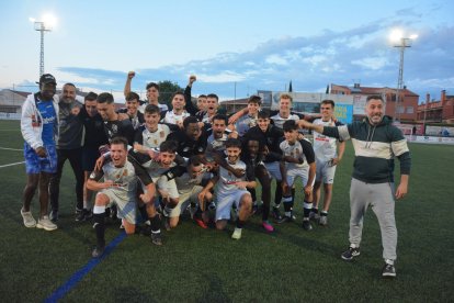 Els jugadors del Borges B celebren la salvació de l’equip després de la victòria.