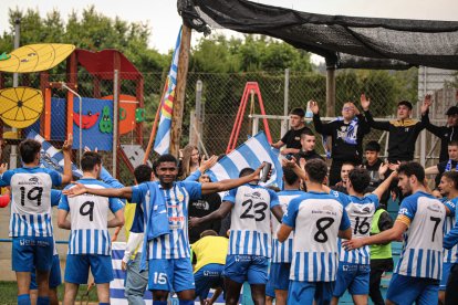 Els jugadors de l’Artesa de Lleida van celebrar la permanència a la categoria a l’acabar el partit.