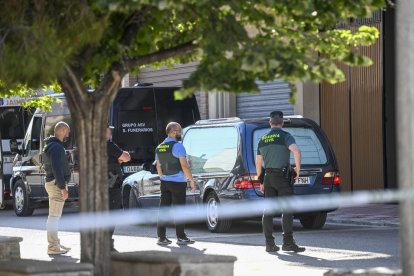 Agents de la Guàrdia Civil ahir davant de l’habitatge de Huétor Tájar en el qual van succeir els fets.