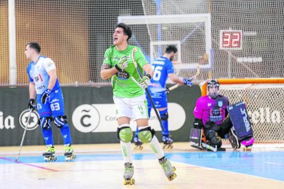 Fran ‘Tombita’ Torres, celebrant el gol que el va marcar al Llista el passat mes de febrer a la Corunya.