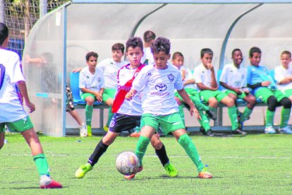 Un partit de futbol base al camp municipal Manuel Lorite de la UE Balàfia.