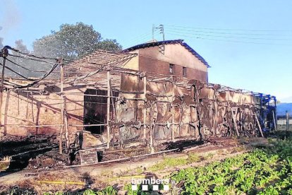 Ensorrament del sostre d'una nau per un foc a la partida Fontanet