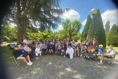 Esmorzar de germanor dels participants en el projecte de servei comunitari, a la Seu.