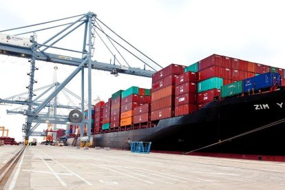 Bona part del comerç extracomunitari de Lleida parteix o arriba al port de Tarragona.