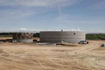 La planta de biogàs en obres al polígon per a bioeconomia que impulsen ramaders d’Alcarràs.