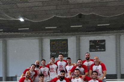 Els jugadors del Bell-lloc, amb la samarreta commemorativa de l’ascens a Nacional.