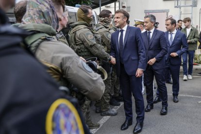 Macron va anar a la comissaria central de policia a Numea durant la seua visita a Nova Caledònia.