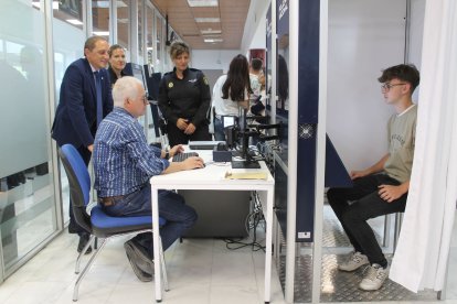 El DNI Exprés  permet l’atenció simultània de dos ciutadans i fa la foto automàticament.