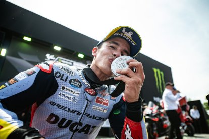 Marc Márquez besa la medalla de segon classificat en l’esprint.