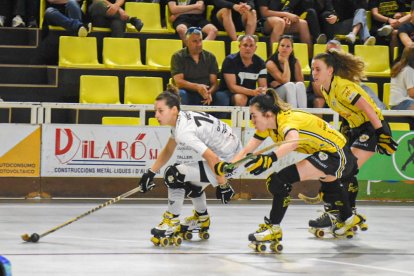 Victòria Porta, que va tenir el dia de cara a porteria, intenta superar dos jugadores del Palau.