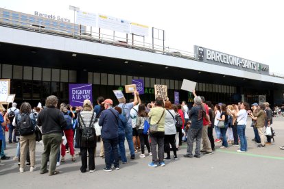 Els manifestants concentrats davant de l’estació de Sants a Barcelona.