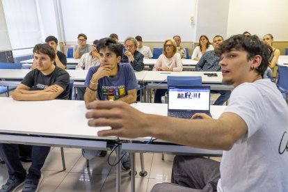 Els alumnes van fer una demostració de com funcionen el web i l’app a la llar de jubilats de Bonaire.