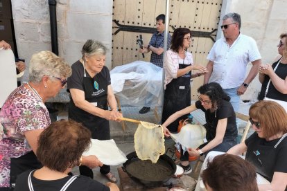 La tradicional elaboració d’orelletes.