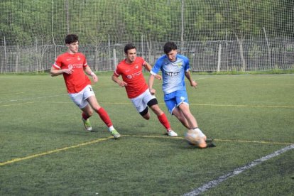 Un jugador del la Seu mira de fer un desplaçament perseguit per dos rivals del Balaguer.