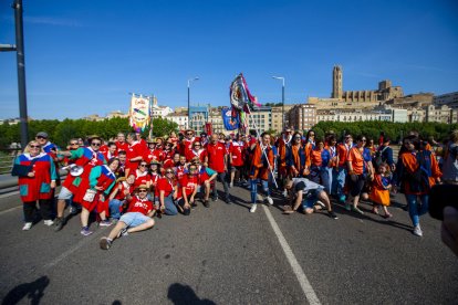 Algunes de les penyes de l’Aplec del Caragol, posant al pont Vell al final de la cercavila, just abans de tornar al recinte de la festa als Camps Elisis.