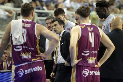 Gerard Encuentra dona instruccions als seus jugadors a Alacant.