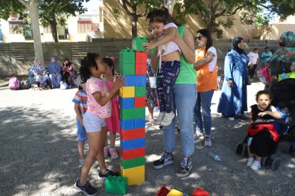 El pati de l'escola Joan XXIII s'obre amb activitats per a les famílies