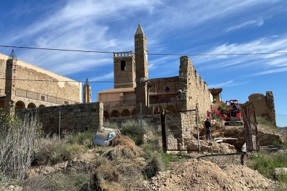 Els operaris van començar aquesta setmana les obres de rehabilitació al monestir d’Avinganya.