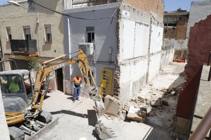 Un grup d’operaris ultimava ahir la demolició de la casa de Magraners que va col·lapsar el 8 de maig.