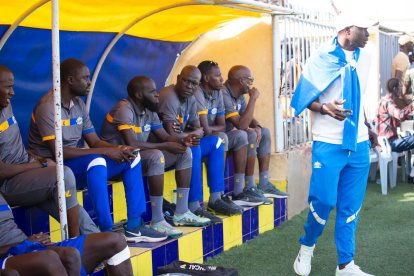 Cheikh Gueye, dempeus, veient les evolucions del seu equip durant un partit.