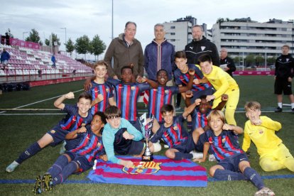 El Barça, a la imatge l’equip aleví, va guanyar l’any passat en les dos categories.