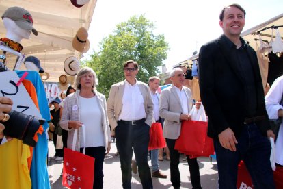 Illa passeja amb el candidat a les europees, Javi López, per Terrassa.