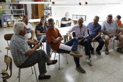 L’alcaldessa de Balaguer, Lorena González, en l’assemblea de regants ahir a Menàrguens.