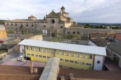 El centre educatiu està situat al costat del santuari.