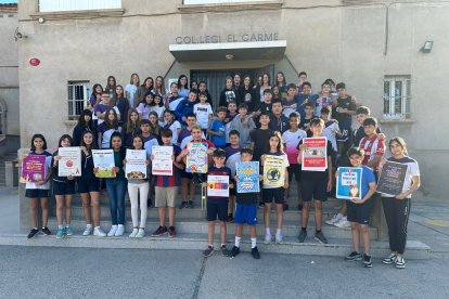 Els alumnes del col·legi El Carme, amb els cartells que han dissenyat, ahir abans de començar a penjar-los per la Bordeta.