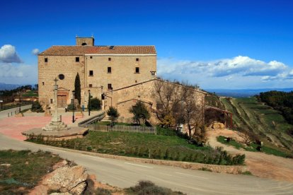 El santuari de Pinós, on s’ubiquen les dependències municipals.