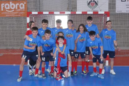 Foto d’equip del cadet del Corbins, campió de Lliga.