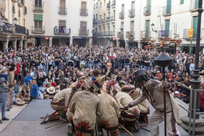 Un moment del Ball Parlat dels diables, ahir a la tarda a la plaça Major de Cervera.