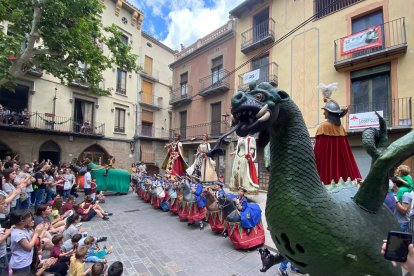 Els elements de la cultura popular com els cavallets i els gegants van prendre ahir el centre de Solsona.