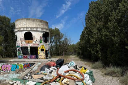 Una zona del Turó de Gardeny plena d’escombraries.