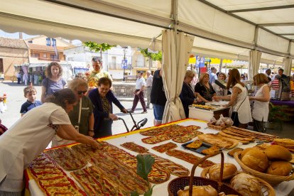 Visitants comprant ahir al matí en una de les parades de FiraBell a Bellcaire d’Urgell.