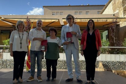 Tatxo Benet i membres d’Obra Cultural Balear, amb l’alcaldessa i la regidora de Cultura de Balaguer.