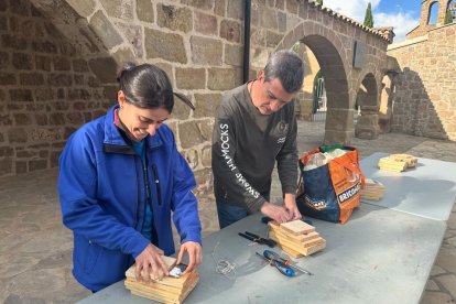 Alguns dels veïns elaborant les caixes niu a Tiurana.