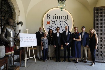 Joan Plana i Elena de Carandini, ahir al castell de Raimat amb l’alcalde pedani i regidors.