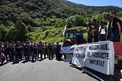 Alguns dels agricultors i ramaders concentrats en el tall convocat a la Seu d’Urgell.