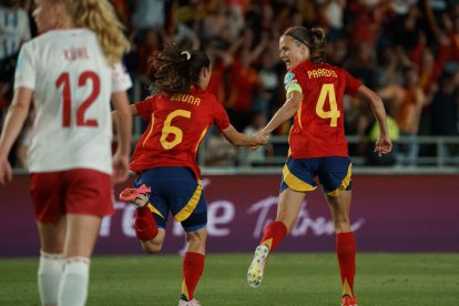 Les blaugranes Irene Paredes i Bruna Vilamala van firmar els dos primers gols d’Espanya.