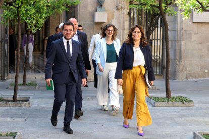 El president en funcions, Pere Aragonès, ahir amb diversos consellers, arribant al Consell Executiu.