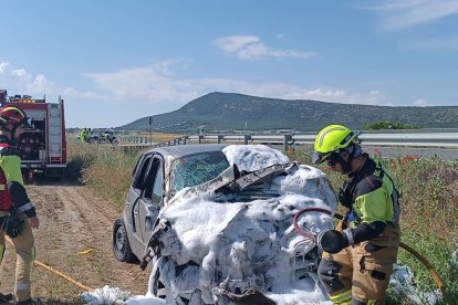 Vista del vehicle accidentat ahir a la carretera N-230 al terme municipal de Benavarri.