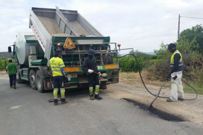 Els treballs de reparació d’un dels camins de la xarxa municipal d’Aitona.