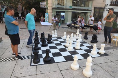 Imatge del tauler gegant que es va instal·lar a la plaça Sant Joan.