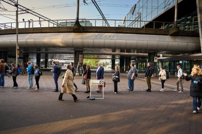 Gent ahir fent cua per emetre el seu vot en una mesa electoral a Amsterdam.